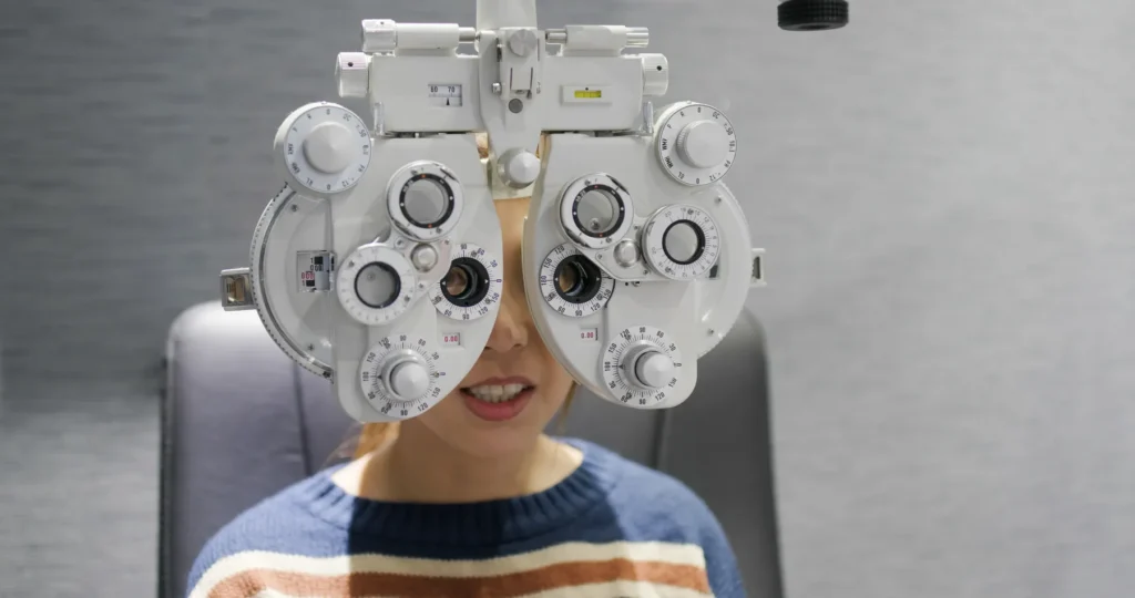 Una mujer realiza una prueba de visión con equipo avanzado para descubrir a qué se debe la miopía en su caso particular