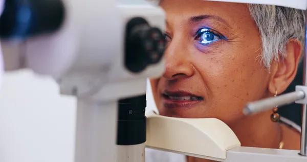 Una mujer mayor recibe un chequeo con luz azul para evaluar el nervio óptico antes de su cirugía de glaucoma hoy